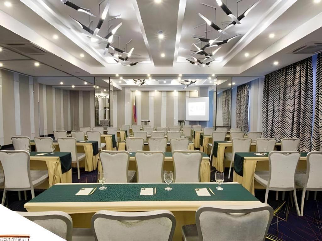 Hive Hotel Quezon City Eksteriør billede