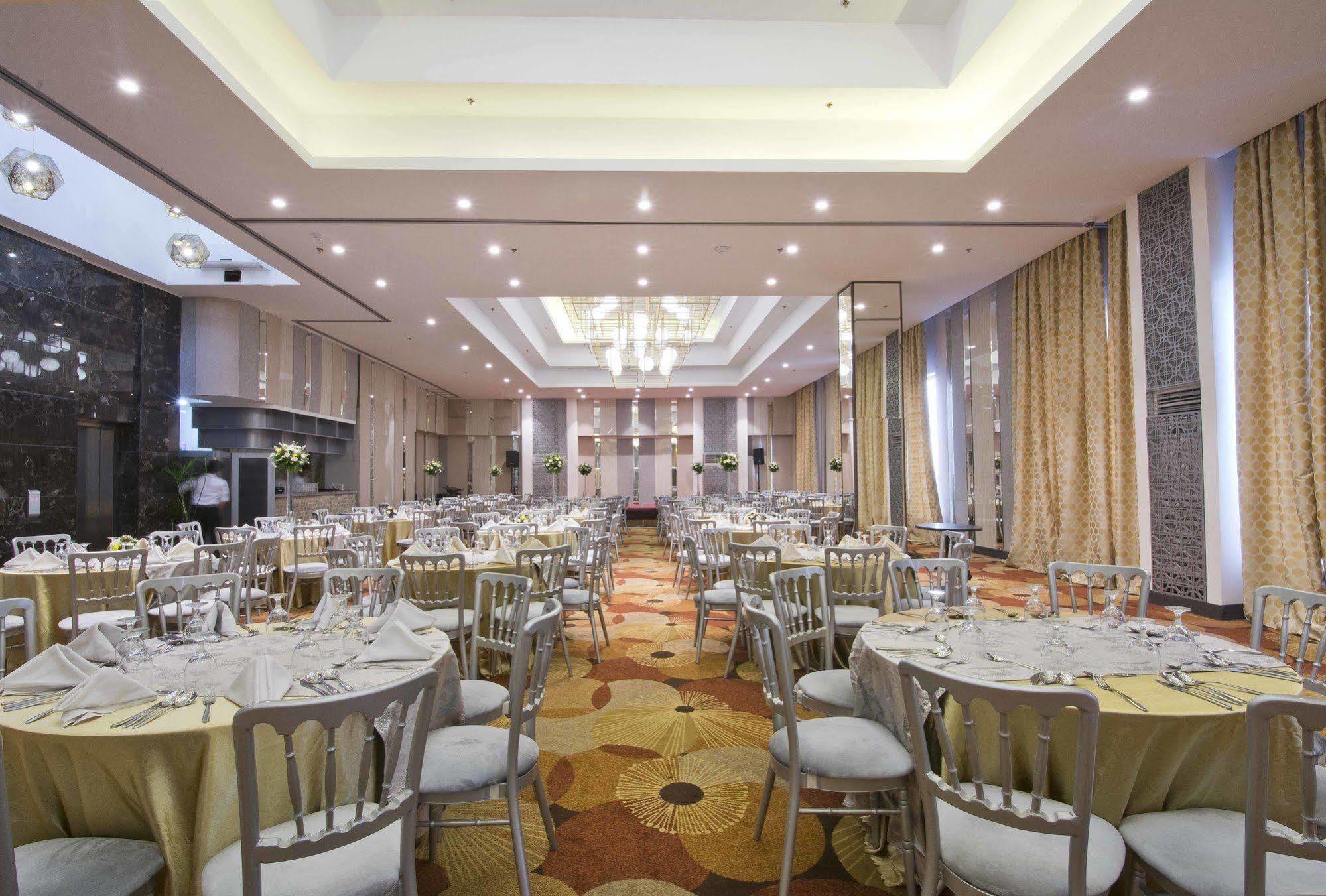 Hive Hotel Quezon City Eksteriør billede